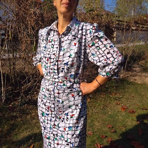 Vintage 80er Midi Kleid. Puffärmel buntes Kleid vorn mit abstraktem Druck.