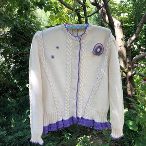 Vintage Trachten style hand knitted cardigan. Austrian ivory wool cable knit cardigan with lilac crochet trimming. M size