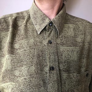 Camicia da uomo vintage anni '90 con fantasia. Maglia a maniche lunghe verde oliva con stampa marrone. Taglia M.