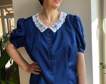 Vintage blus från 80-talet med puffärmar och vit bomullskrage i spets. Storlek L.