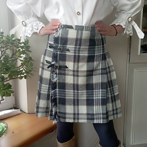 Vintage 70-80ss grey and blue tartan skirt. M-L size.