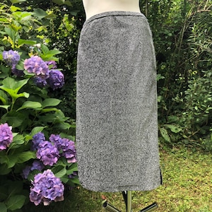 Vintage 80s silver lurex pencil skirt. Black silver iridescent midi skirt. M size