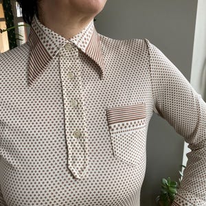 Vintage blus med knäppning från 70-talet. Modifierad jerseyblus. Storlek S.