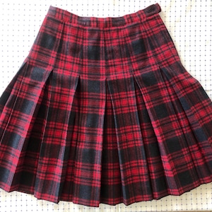 Vintage PENDELTON tartan pleated wool skirt. Charcoal gray and red tartan wool pleated skirt. S size.