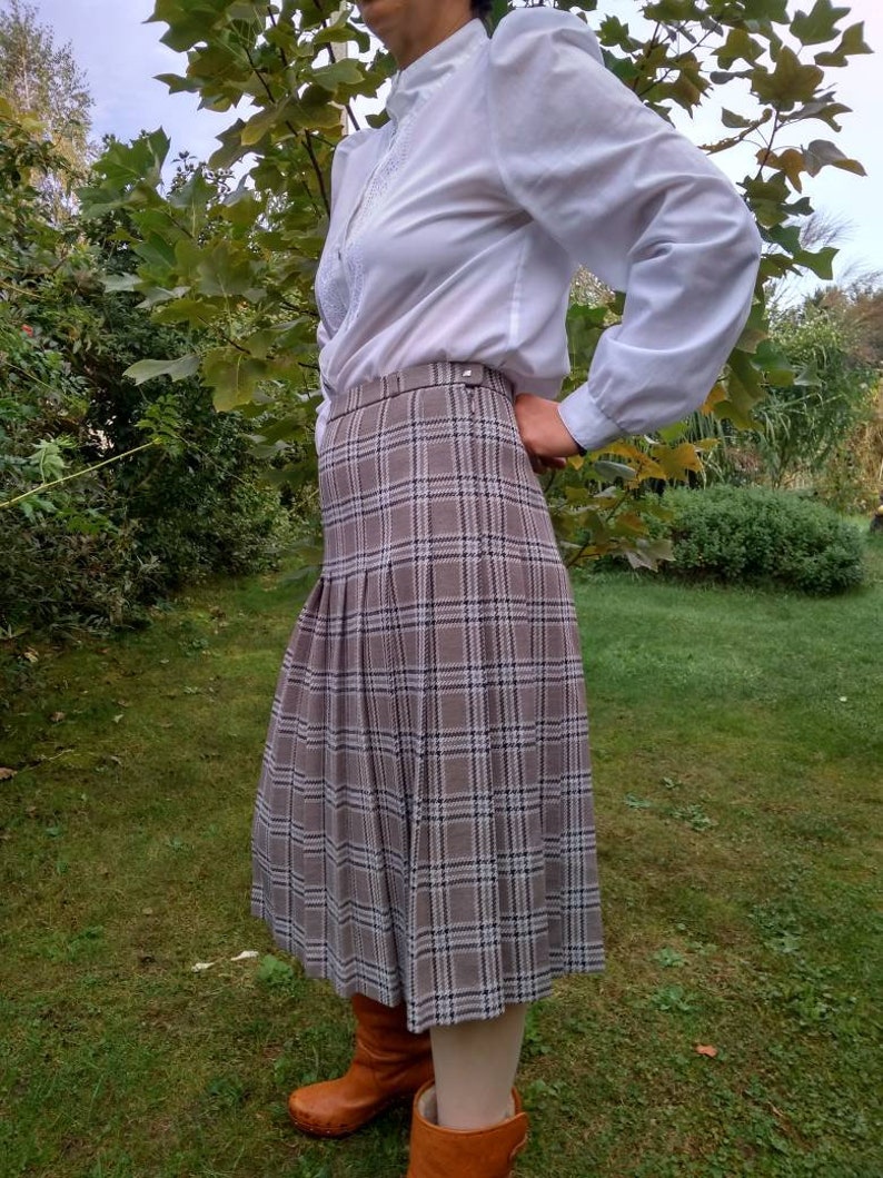 Vintage 70s grey and brown plaid pleated skirt.