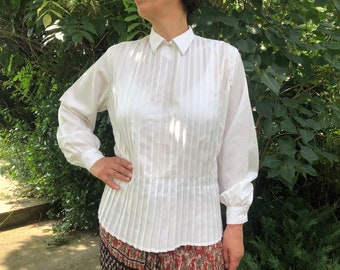 Vintage 90s white long sleeve blouse. Pleated back buttoned blouse. M size