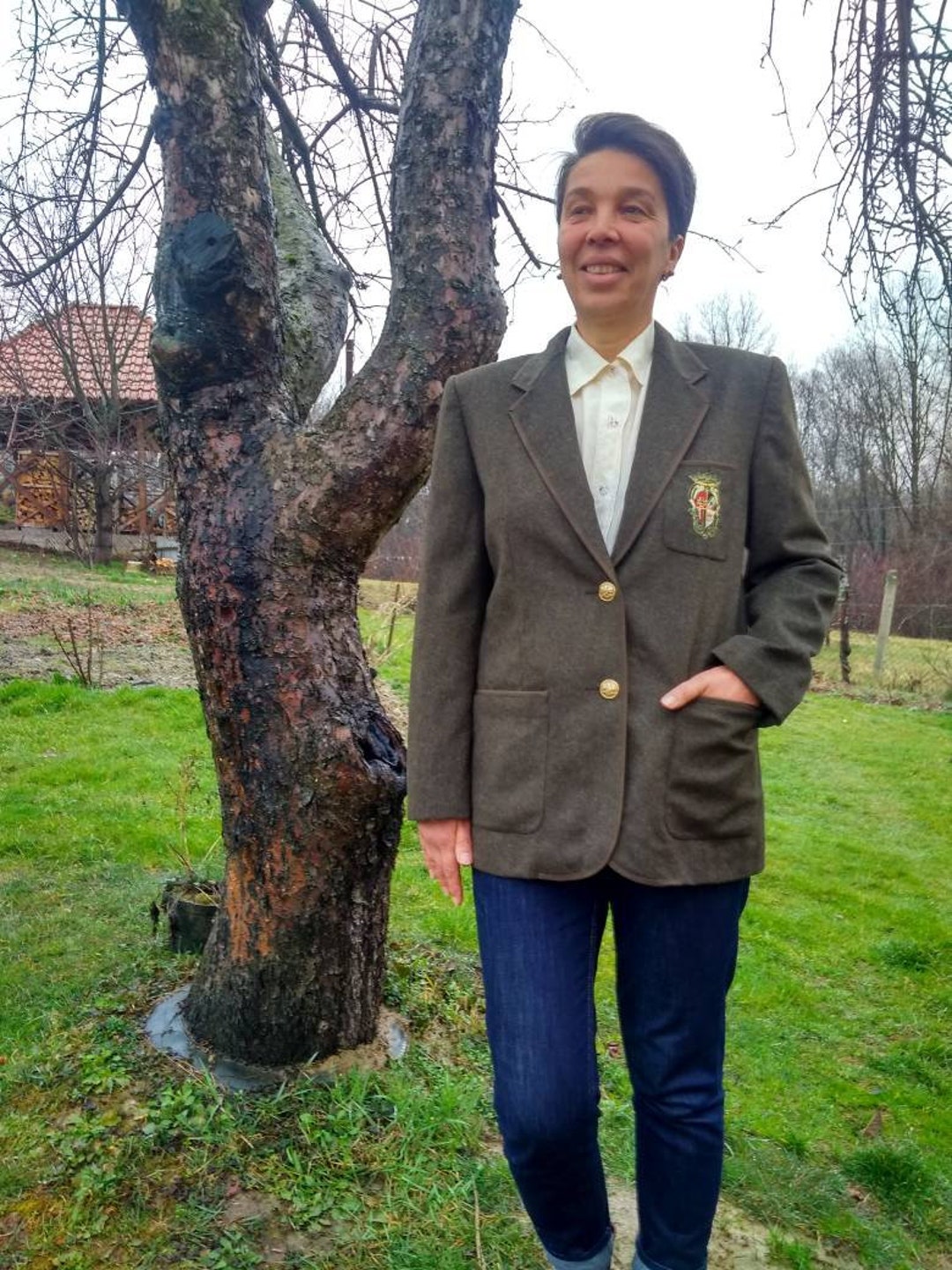 Blazer Vintage Louisa Spagnoli En Soie Noire Avec Broderie Fleur Au Col – Élégant Et Intemporel