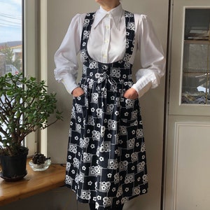 Vintage 70s pinafore dress. Black with white floral print sundress. M size