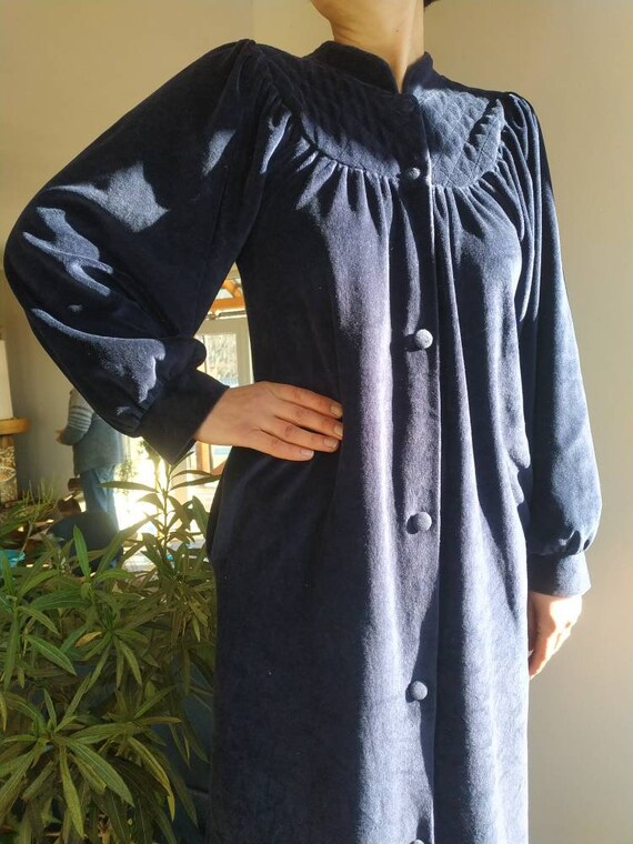 Vintage 80s dark blue velvet robe. Quilted yoke, b