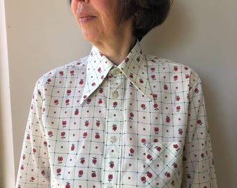 Vintage 70s dagger collar men's shirt. White floral print button up long sleeve shirt. M size