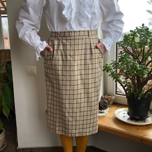 Vintage 80s checked pencil skirt in brown and grey colours. M size.