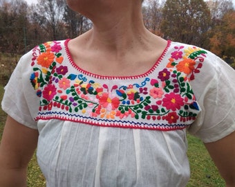 Vintage 80s hand embroidered Mexican floral blouse. M size.
