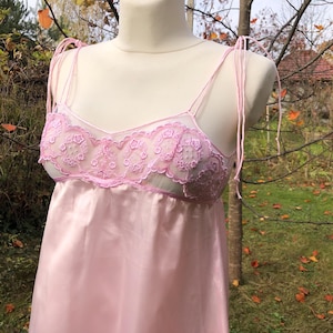 Vintage 80s pink sexy slip. Spaghetti strap full length night dress. M size