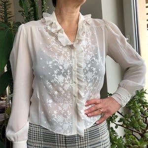 Vintage 40s ladies silk blouse. Light beige frilled collar long sleeve blouse with white embroidery. M size