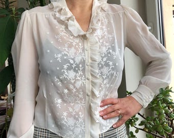 Vintage 40s ladies silk blouse. Light beige frilled collar long sleeve blouse with white embroidery. M size