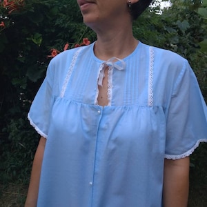 Vintage 80s blue short sleeve nighty decorated with lace details. L size.