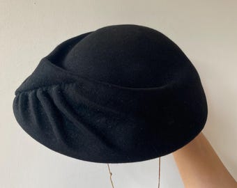 Vintage 30-40ss black women’s small hat. Black Cloche Hat. Lady’s Pillbox Hat