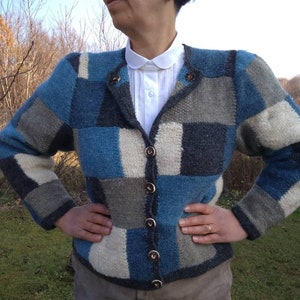 Könnte beinhalten: Ein blauer, grauer und weißer Patchwork-Cardigan mit Knöpfen.