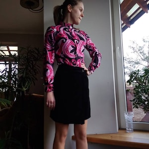 Vintage 2000s does 70s black mini wrap skirt. S size.