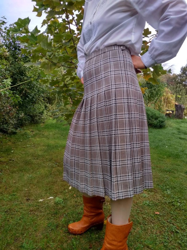 Vintage 70s grey and brown plaid pleated skirt.