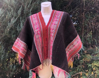 Vintage-Poncho aus den Anden, handgewebt, authentischer peruanisch-bolivianischer Wollcape, Poncho mit ethnischem Stammesmotiv und geometrischen Mustern, Boho-Festival-Stola