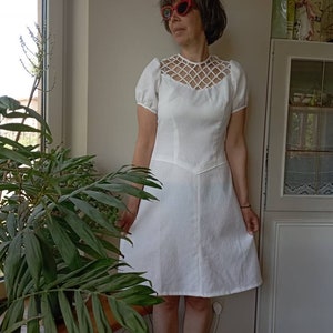 Vintage 60er Jahre weißes Minikleid. Crimplene Hochzeit Minikleid. Mod Minikleid. Größe S-M.