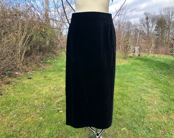 Gonna a matita vintage in velluto nero anni '80. Gonna midi in velluto di cotone etichetta LODENFREY. Taglia M
