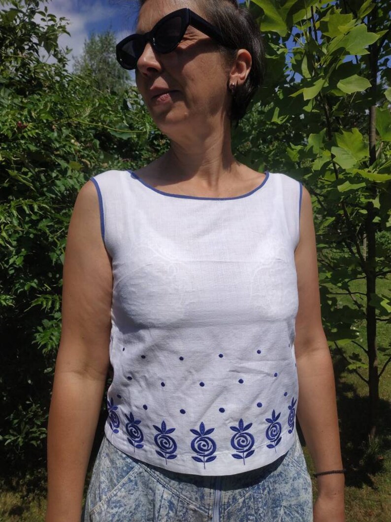 Vintage 60/'s white cotton sleeveless top with blue floral embroidery.