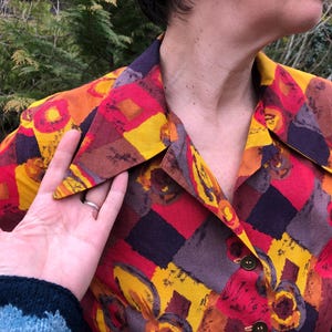 Könnte beinhalten: Ein Set aus drei Keramikbechern mit gesprenkelter, matter Oberfläche. Die Becher sind in den Farbtönen Creme, Hellgrau und Dunkelgrau gehalten. Jeder Becher hat ein schlichtes, minimalistisches Design und einen abgerundeten Henkel.