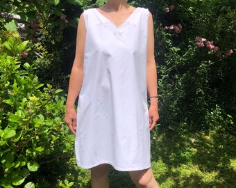 Antique white cotton sleeveless nightgown. M size.