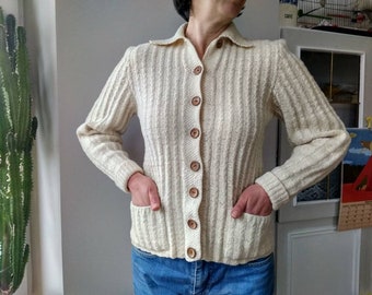 Vintage 40s, 50s hand knitted ivory wool cardigan with wooden buttons. M size.