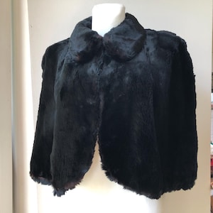 Vintage 40s, 50s black fur capelet. Black rebbit fur short cape.