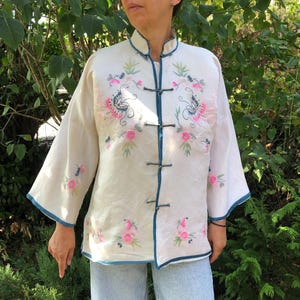 Vintage 80s off white Chinese hand embroidered silk jacket. Asian style womens outfit M size.