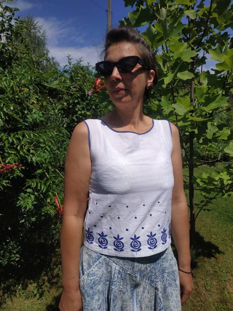 Vintage 60/'s white cotton sleeveless top with blue floral embroidery.