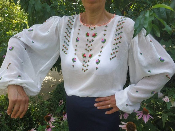 Vintage white hand embroidered blouse with balloon