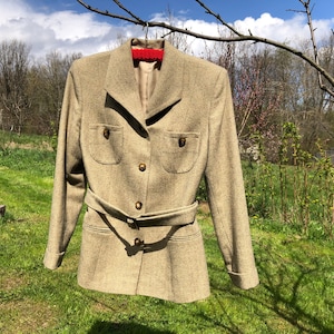 Vintage jaren &#39;40 stijl blazer. Lichtbruine wollen blazer met riem.