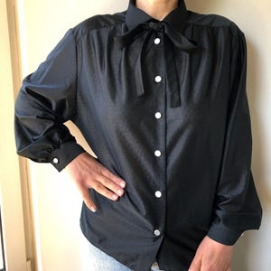 Vintage 70er, 80er Jahre Krawattenkragen schwarze Bluse. Langärmlige Bluse mit Knöpfen. M/L Größe.