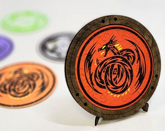 Könnte beinhalten: Ein Holzpuzzle mit einem schwarzen und roten Drachen-Design auf rotem Hintergrund. Das Puzzle ist zusammengesetzt und auf einem Holzständer ausgestellt.