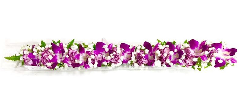 Puede incluir: Un collar de flores morado y blanco con orqu&iacute;deas y claveles.