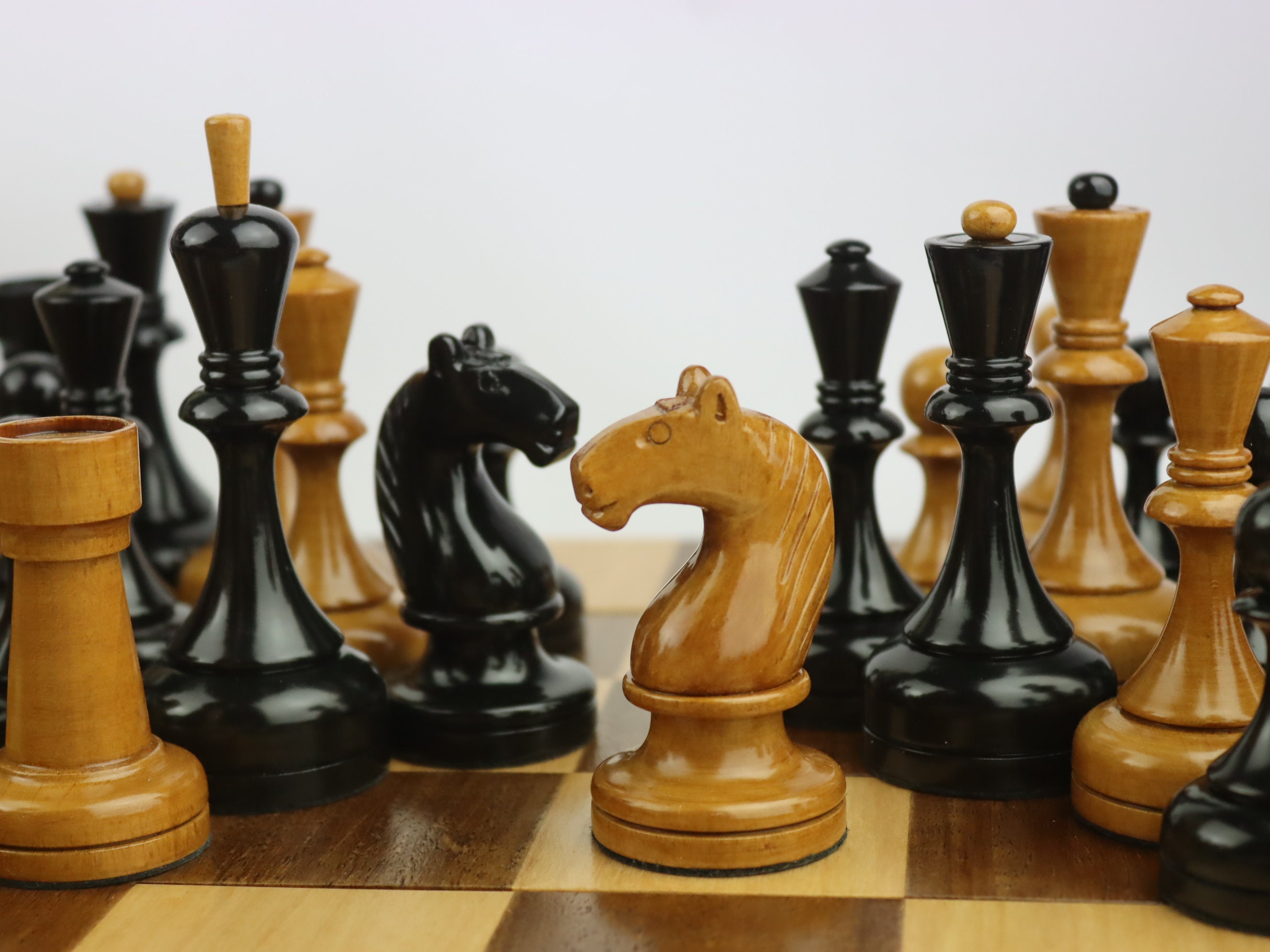 THE REPRODUCTION OF 1960 MIKHAIL TAL CHESS SET CRIMSON BOXWOOD & EBONIZED  4.125 KING WITH 2 SQUARE CHESS BOARD