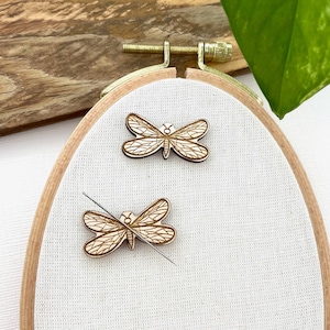 Przyrząd do noszenia igieł Dragonfly Needle Minder, drewniana, fantazyjna przyrząd do noszenia igieł, dekoracyjne magnesy do robótek ręcznych, haftu i haftu krzyżykowego.
