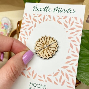 Daisy Magnetic Needle Minder, Wood Floral Needle Nanny, Botanical Needle Knack, Embroidery & Cross Stitch Tool, Sew Notion, Sew Friends Gift image 1