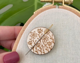 Blommig tränålsvakt: Botaniskt broderitillbehör