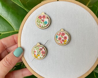 Blommornålvakt: Magnetisk nålvakt för broderi
