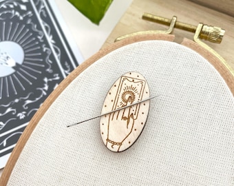 Tarot Needle Minder: accessorio per ricamo in legno