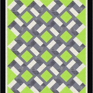 K&ouml;nnte beinhalten: Eine geometrische Steppdecke mit einem sich wiederholenden Muster aus grauen, wei&szlig;en und limettengr&uuml;nen Rauten und Rechtecken. Die Steppdecke hat einen schwarzen Rand mit wei&szlig;en Punkten und einen schwarzen Rahmen.