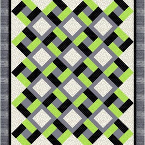 K&ouml;nnte beinhalten: Ein geometrischer Quilt mit einem sich wiederholenden Muster aus schwarzen, grauen und leuchtend gr&uuml;nen Bl&ouml;cken. Das Design erzeugt einen rautenf&ouml;rmigen Effekt auf cremefarbenem Hintergrund, umrahmt von einem grauen Rand. Die Abmessungen des Quilts sind nicht sichtbar.