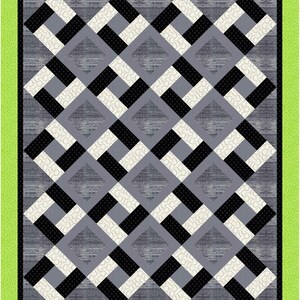 K&ouml;nnte beinhalten: Eine geometrische Steppdecke mit einem sich wiederholenden Muster aus ineinandergreifenden Formen in Grau-, Schwarz- und Cremet&ouml;nen. Das Design wird von einem hellgr&uuml;nen Rand umrahmt und schafft ein modernes Textil.