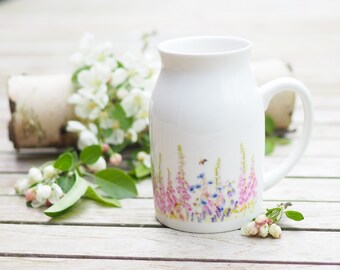 Milchkännchen/Vase mit romantischer Blumenwiese, 450ml, Kanne Geschenk Geschenkidee Helle Tage Vintage Hummel