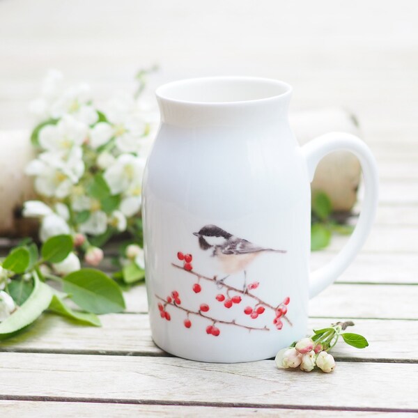 Milchkännchen / Vase mit Tannenmeise und Beeren, 450ml, Kanne, Geschenk Geschenkidee Helle Tage Vintage Deko Tischdeko